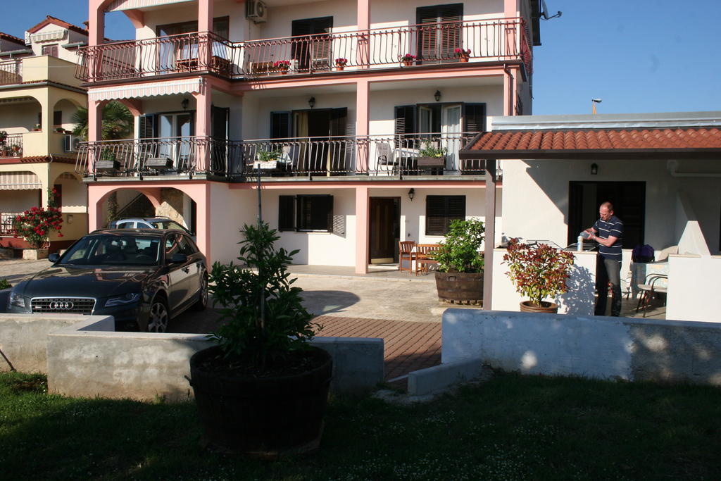 Guest House Zohil Rovigno Esterno foto